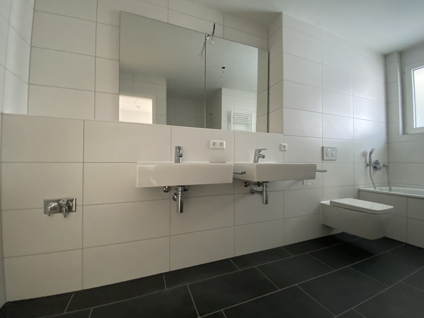 Badezimmer mit Waschmaschinen-Stellplatz