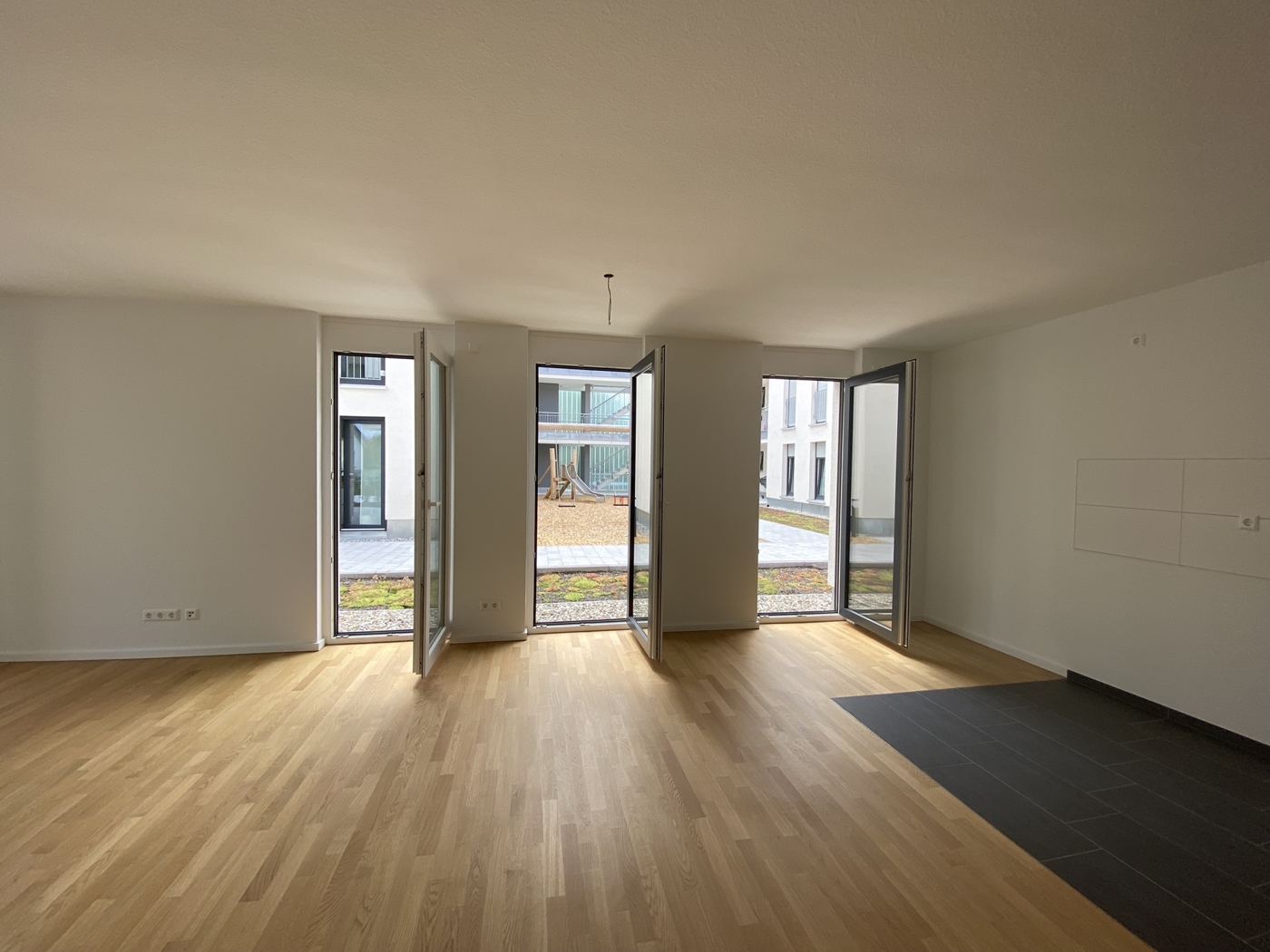 Bodentiefe Fenster im Wohn-Esszimmer