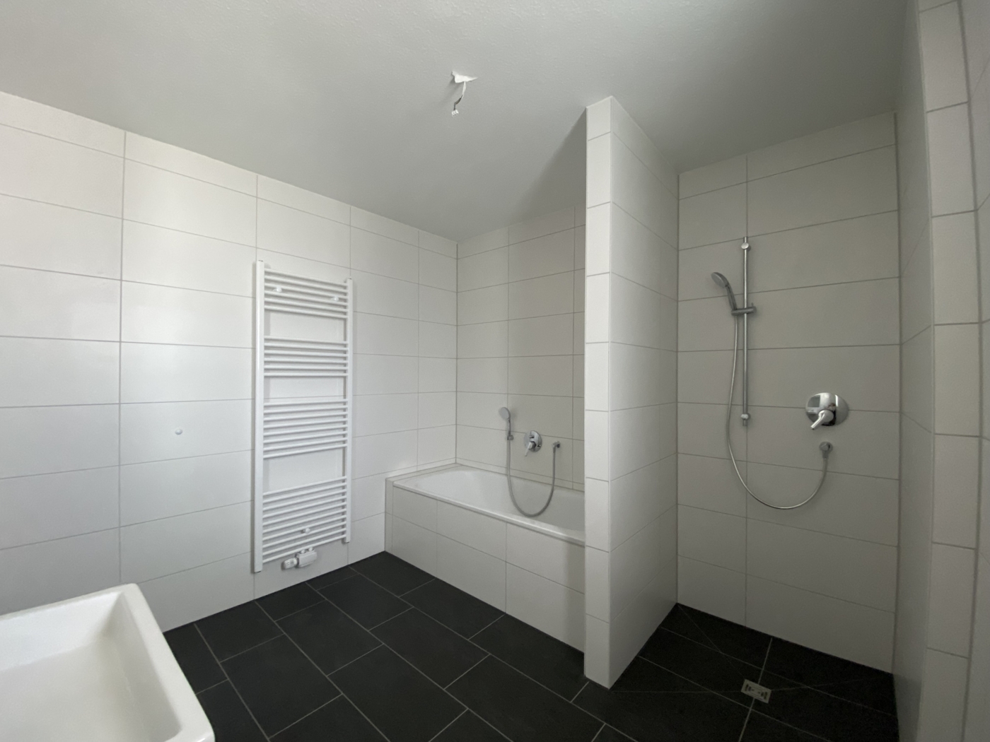 Begehbare Dusche und Badewanne