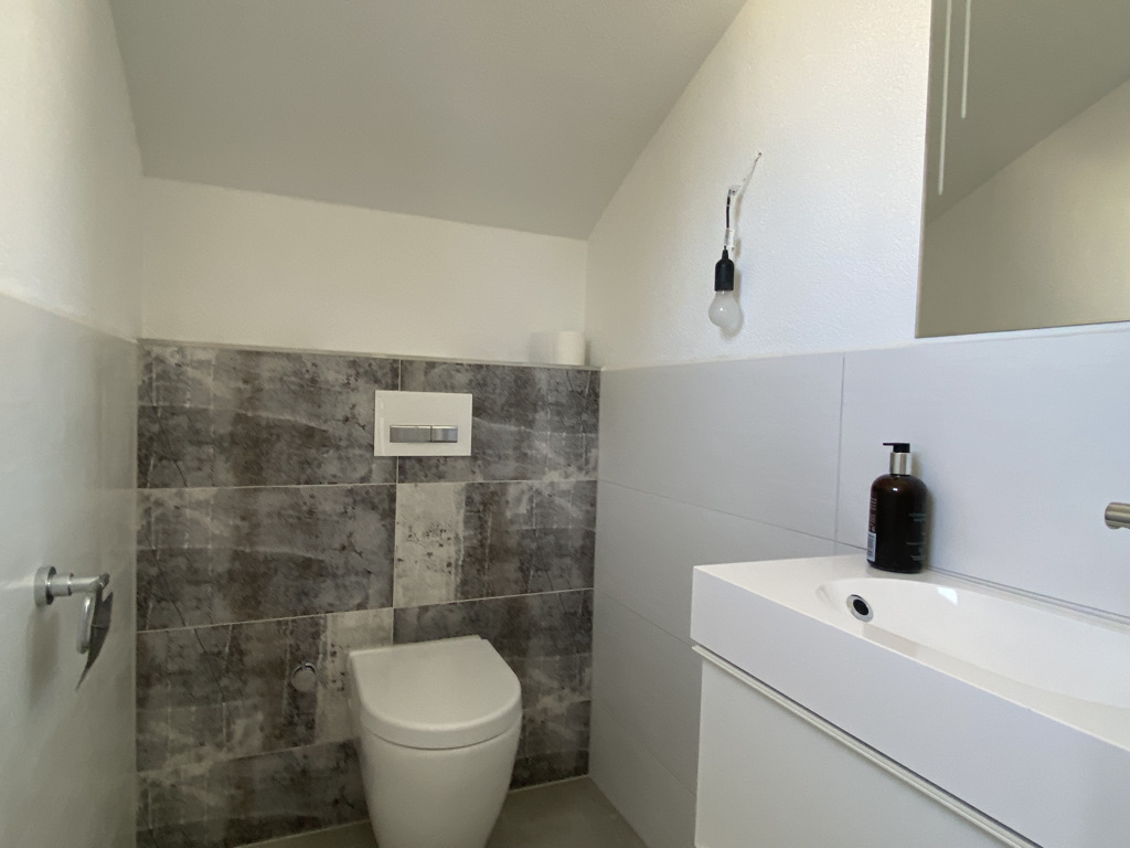 DG Separates WC Schlafzimmer