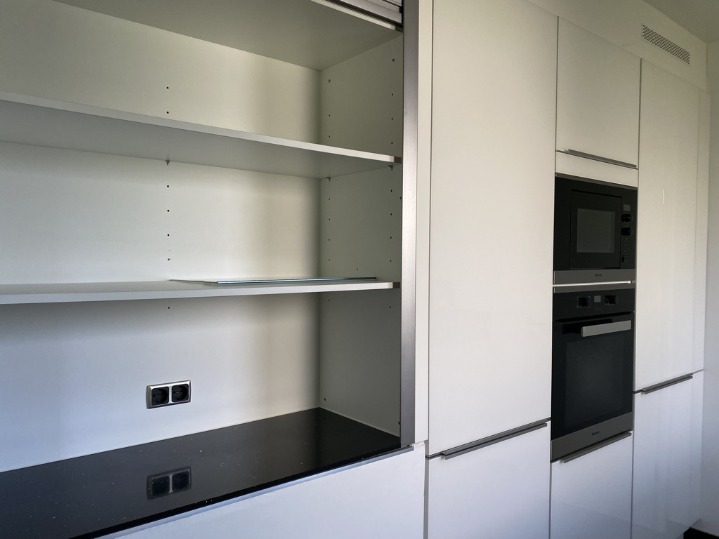 Küche mit Schrank und Geräten