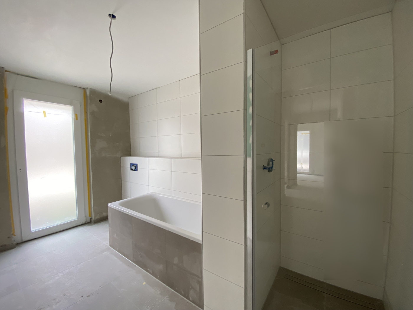 Badewanne und begehbare Dusche