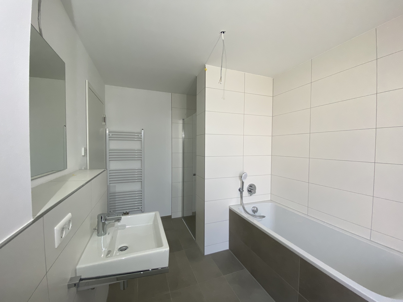 Badewanne und begehbare Dusche