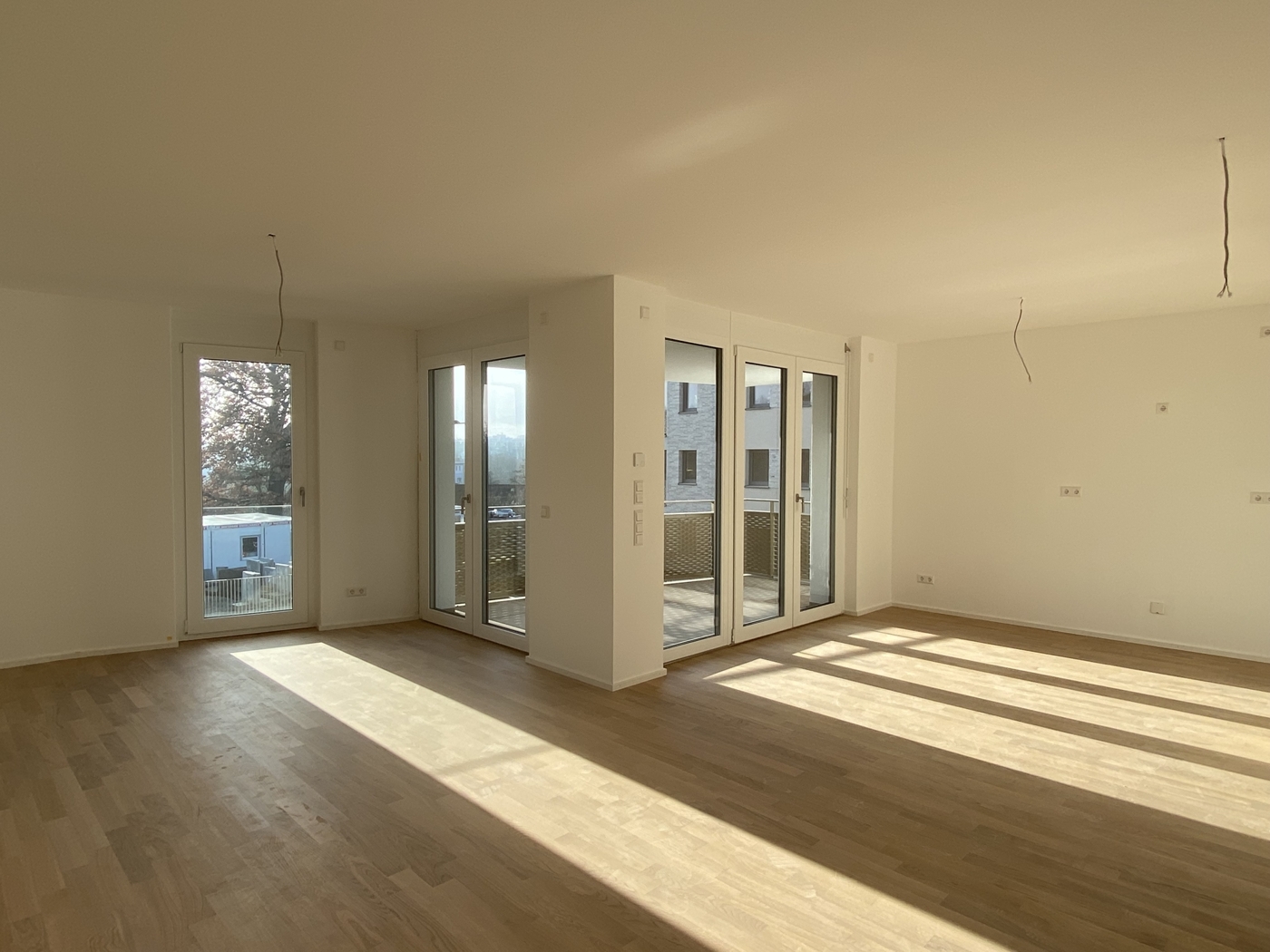 Wohn-Essbereich mit Zugang zu Balkon