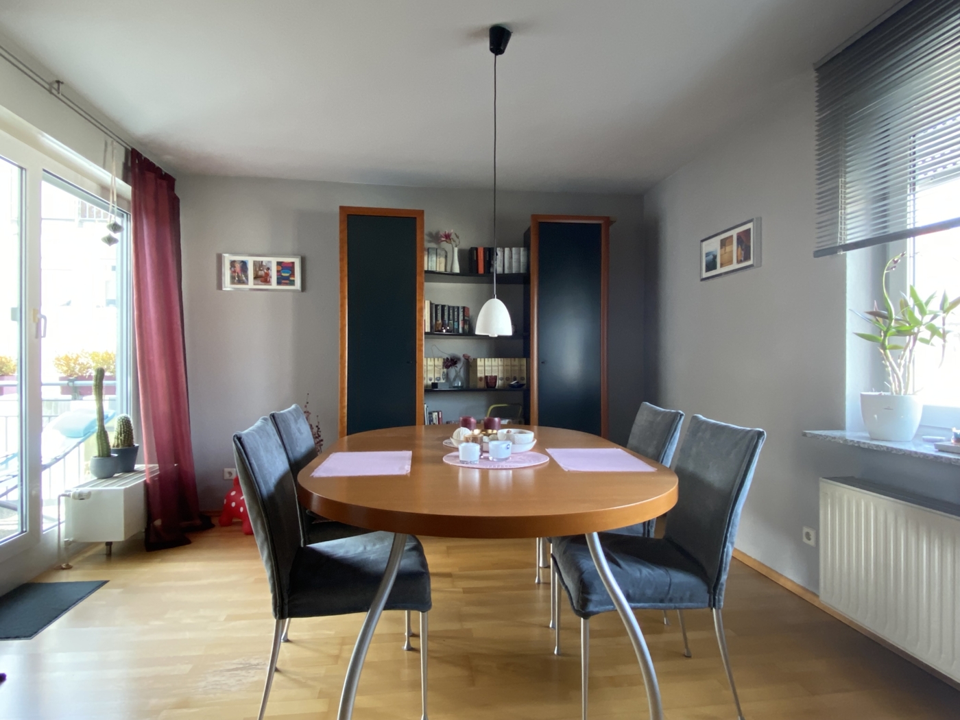 Essbereich mit Zugang zum Balkon