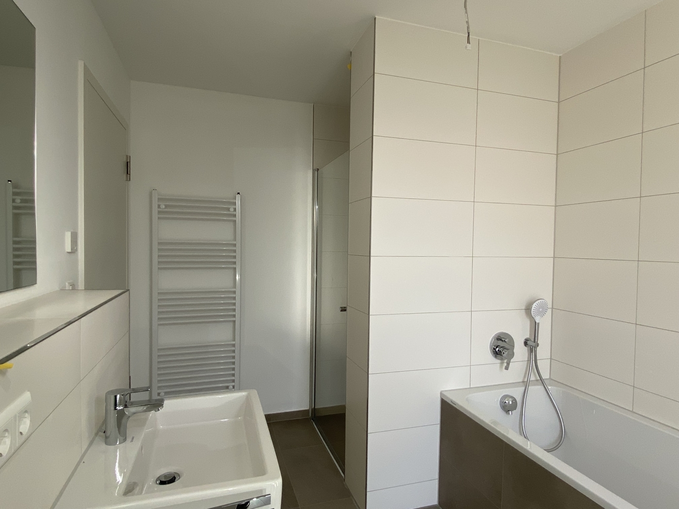 Badezimmer mit begehbarer Dusche und Badewanne