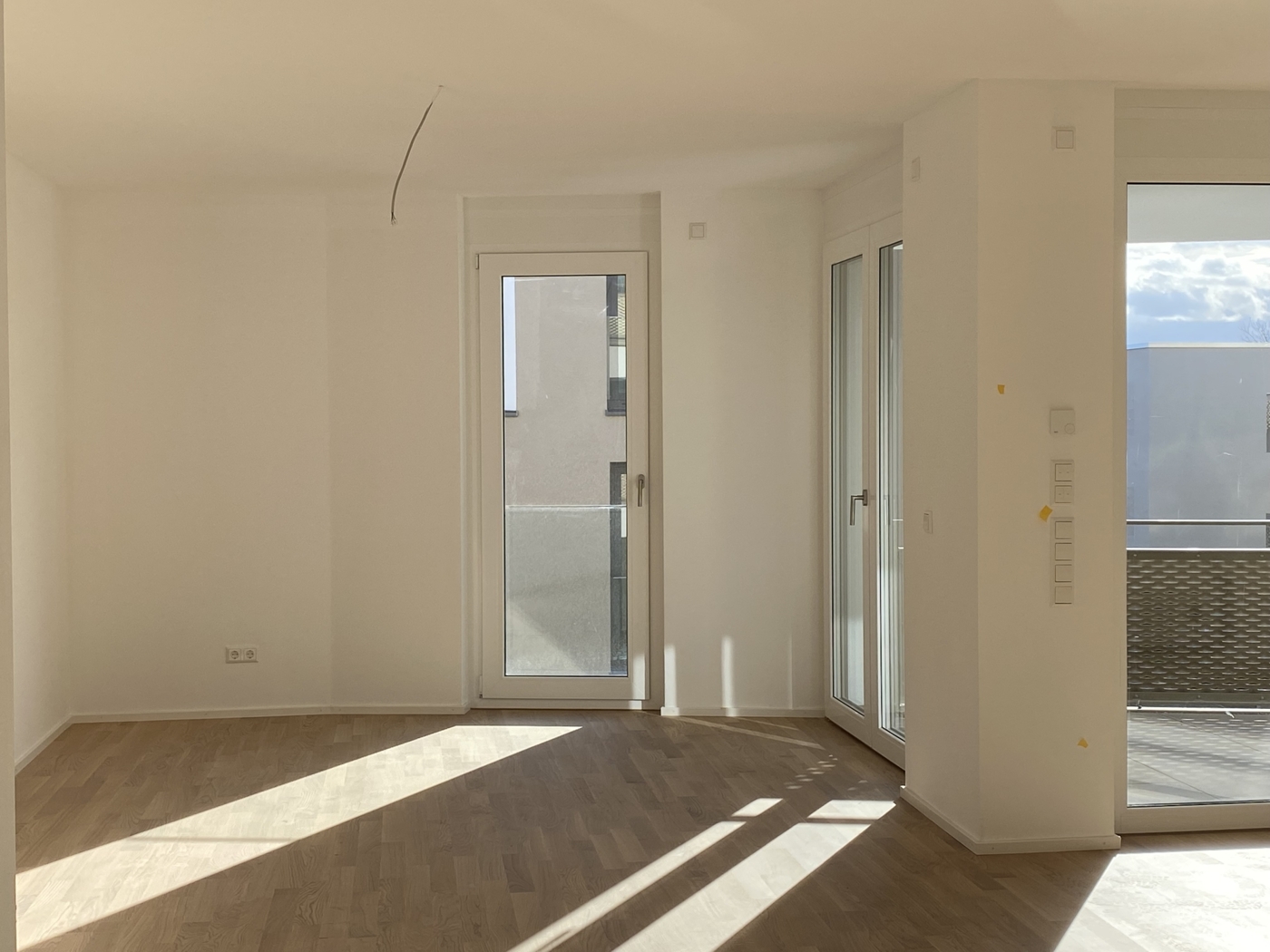 Wohn-Essbereich mit Zugang zum Balkon