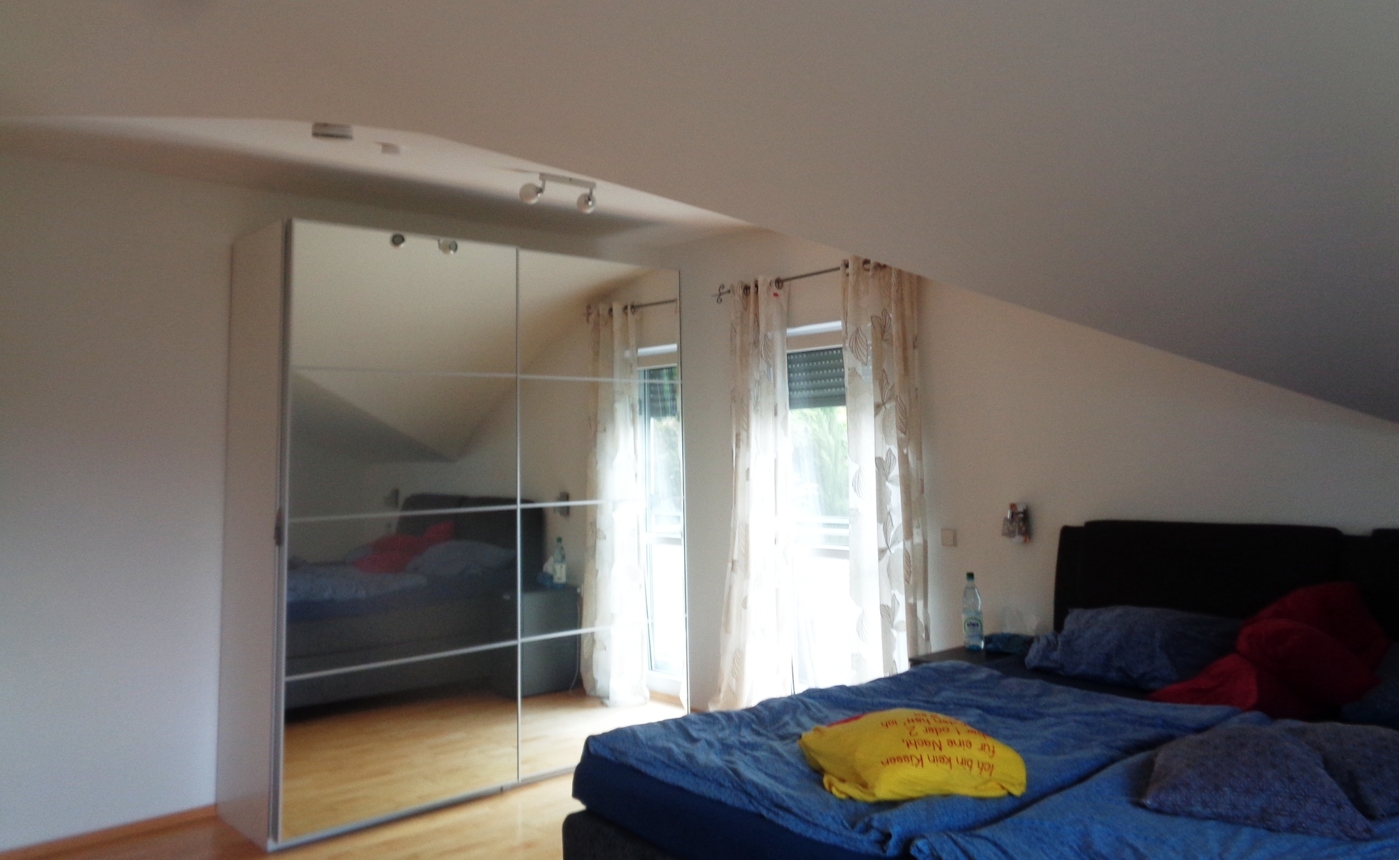 Schlafzimmer zum Balkon