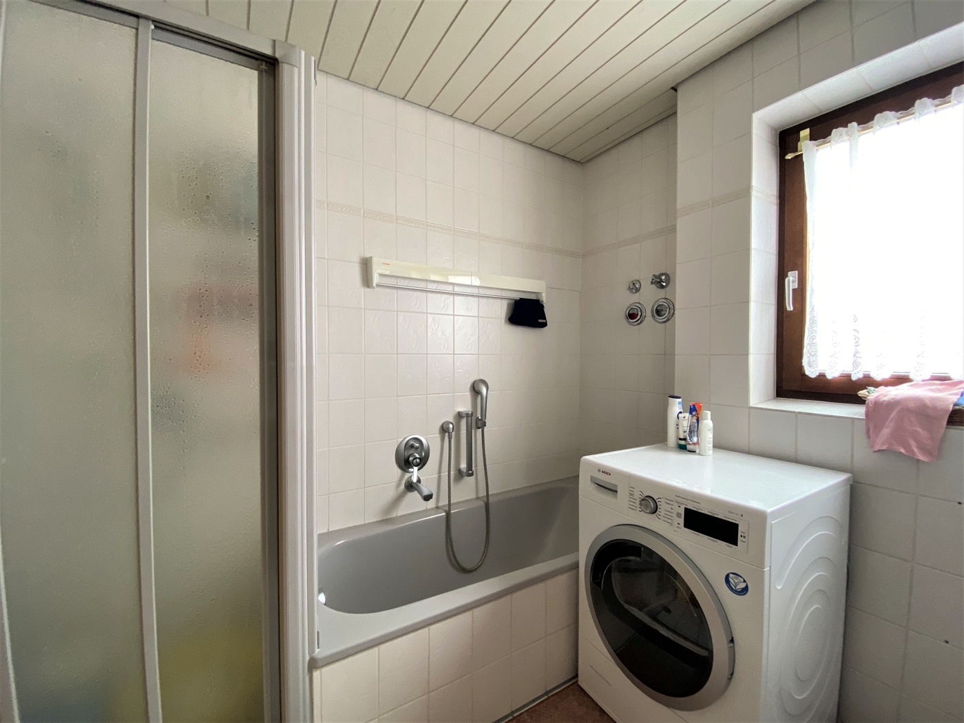 Badezimmer Dusche und Badewanne