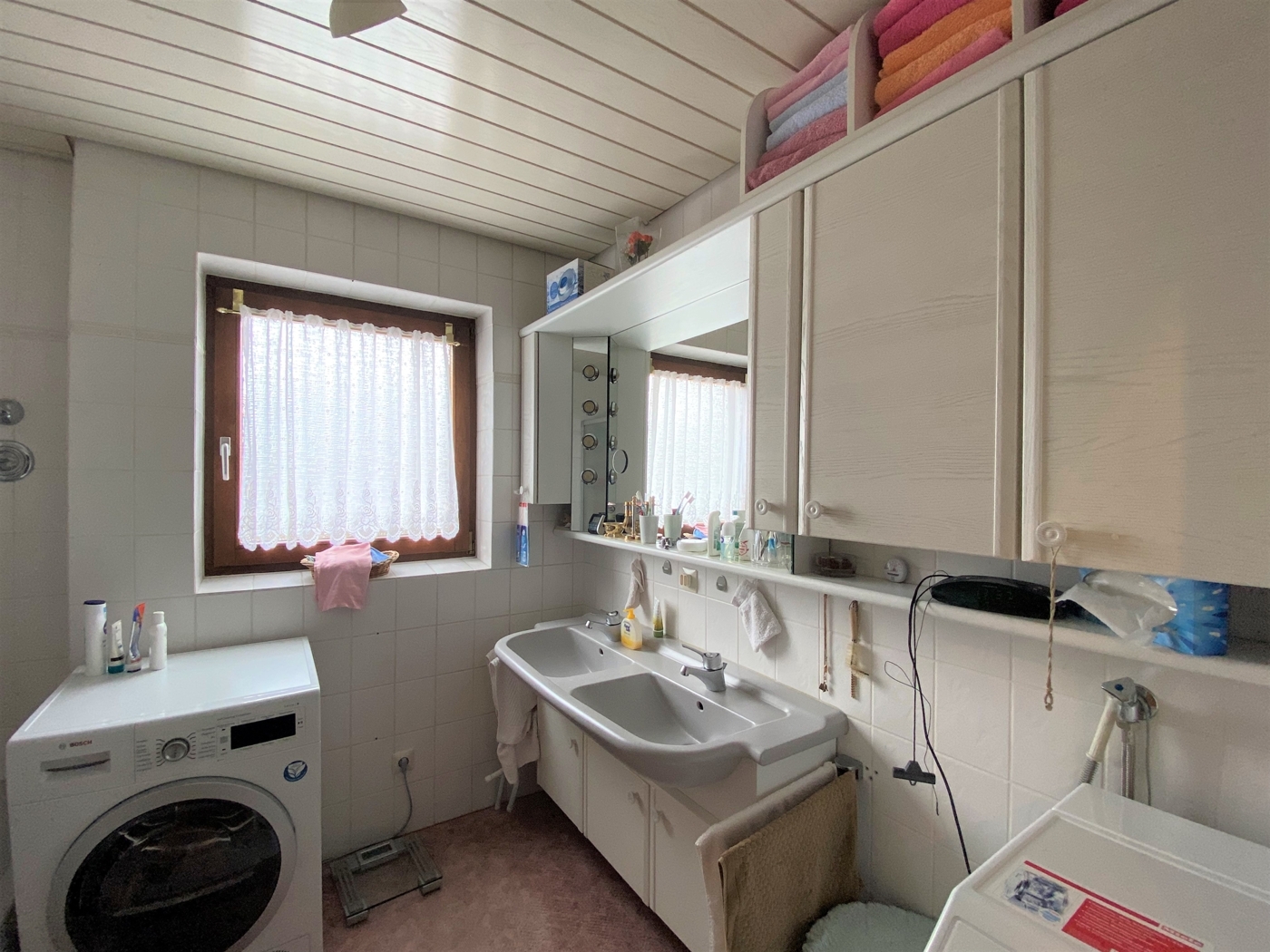 Badezimmer mit Waschmaschinenanschluss 