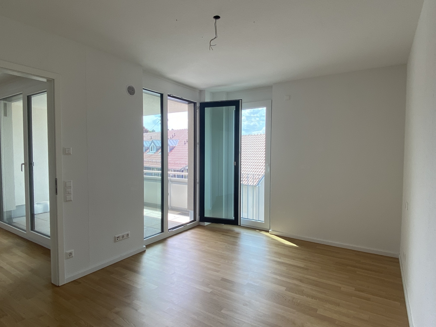 Schlafzimmer mit Zugang zum Wohnzimmer