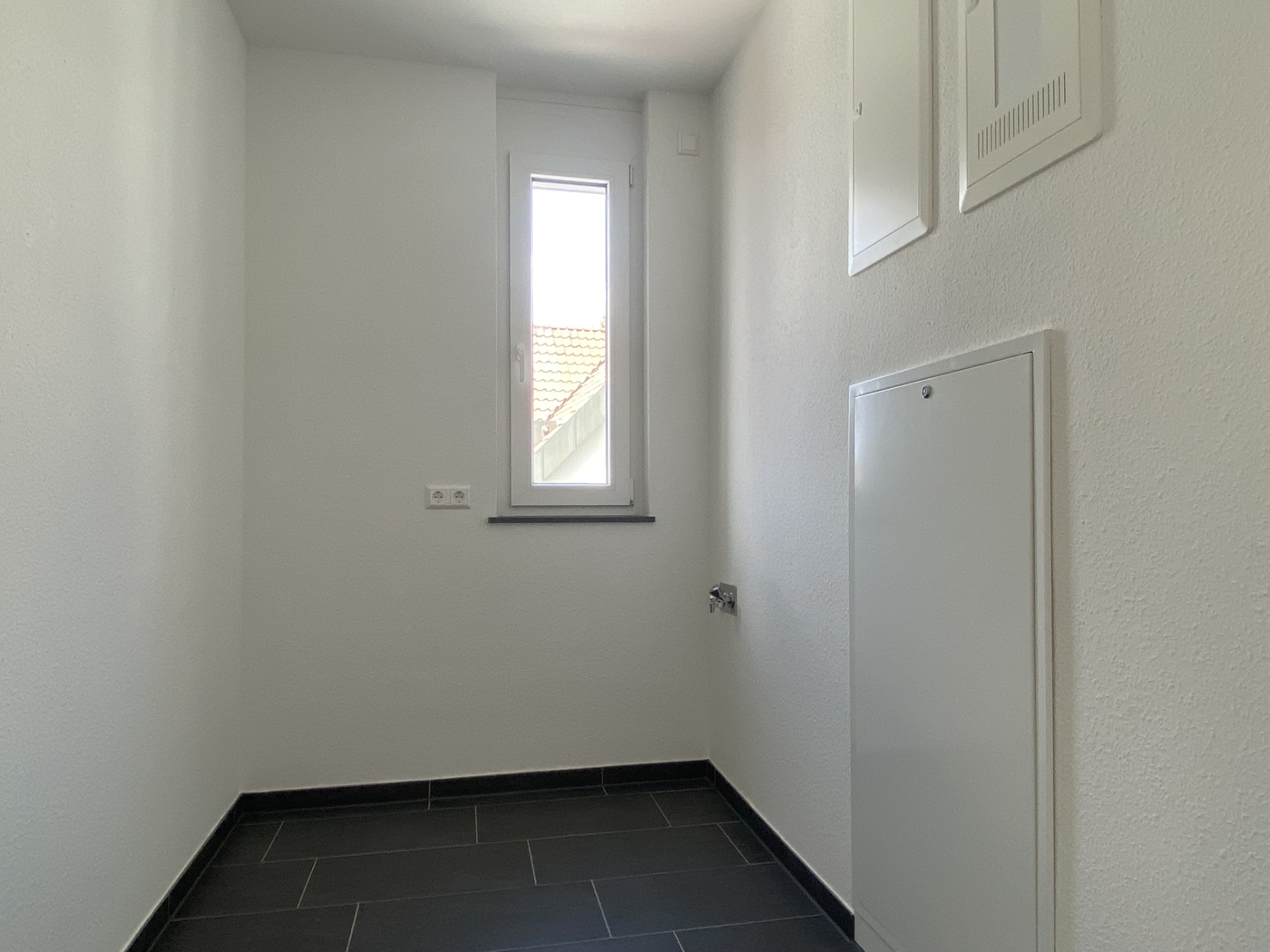 Abstellraum mit Waschmaschinenanschluss