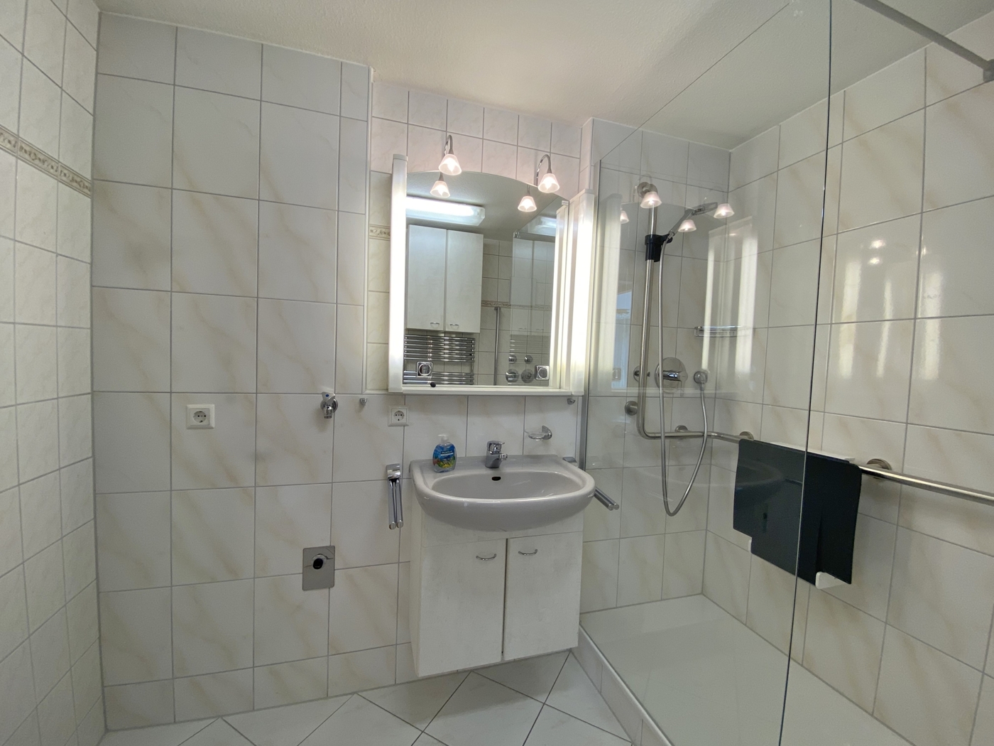 Badezimmer mit Waschmaschinenanschluss