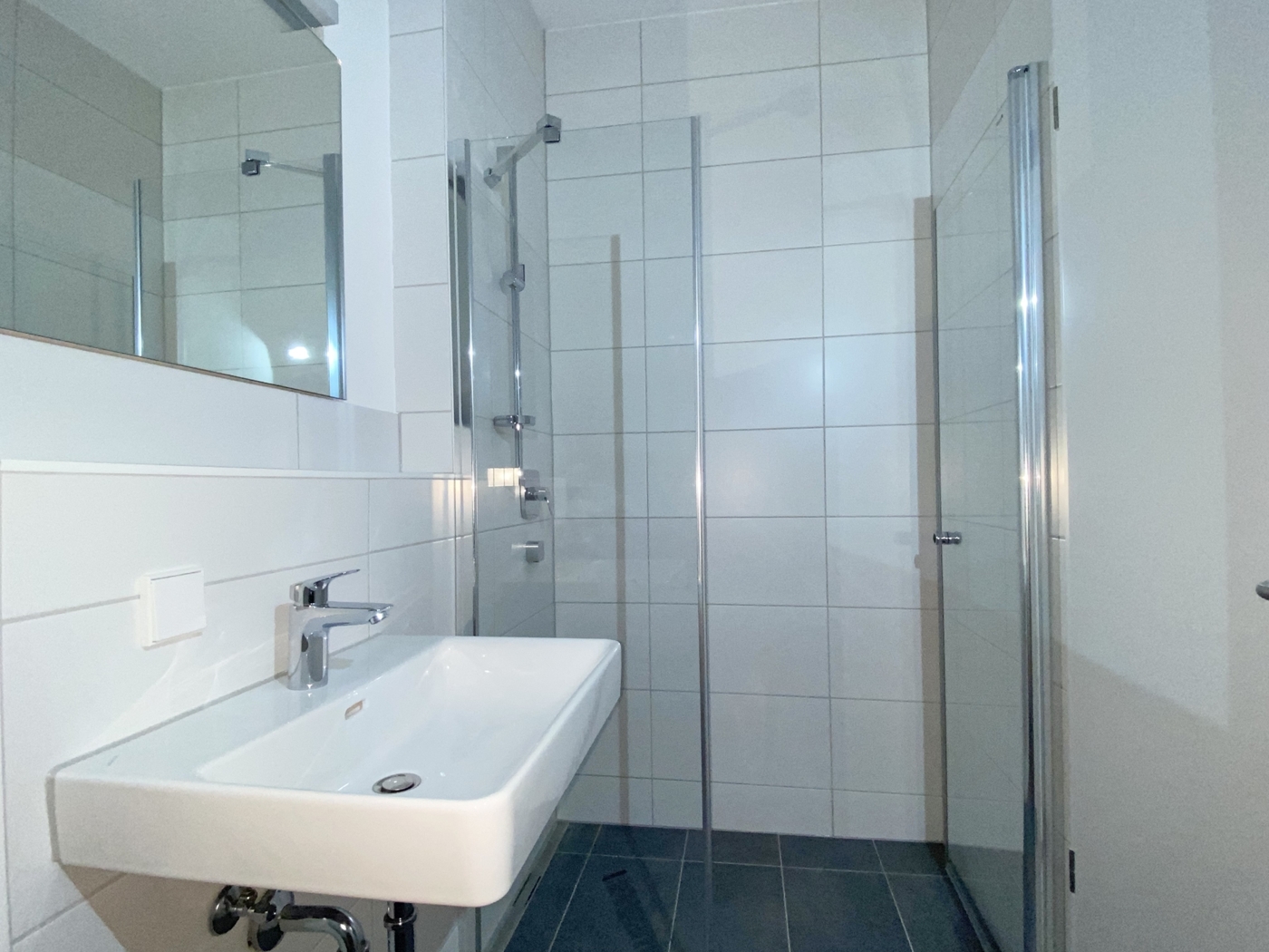 Kleines Badezimmer Waschbecken und Dusche