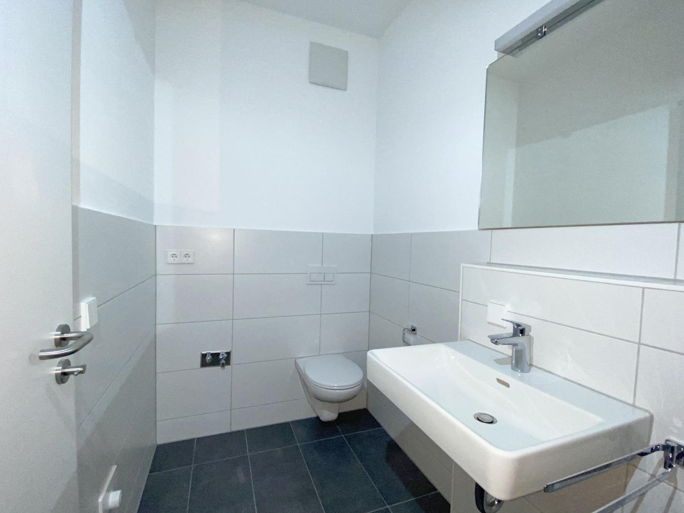 kleines Badezimmer WC und Waschmaschinenanschluss