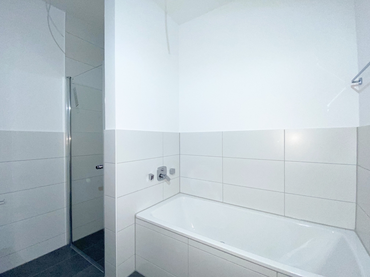 Badezimmer Badewanne und Dusche