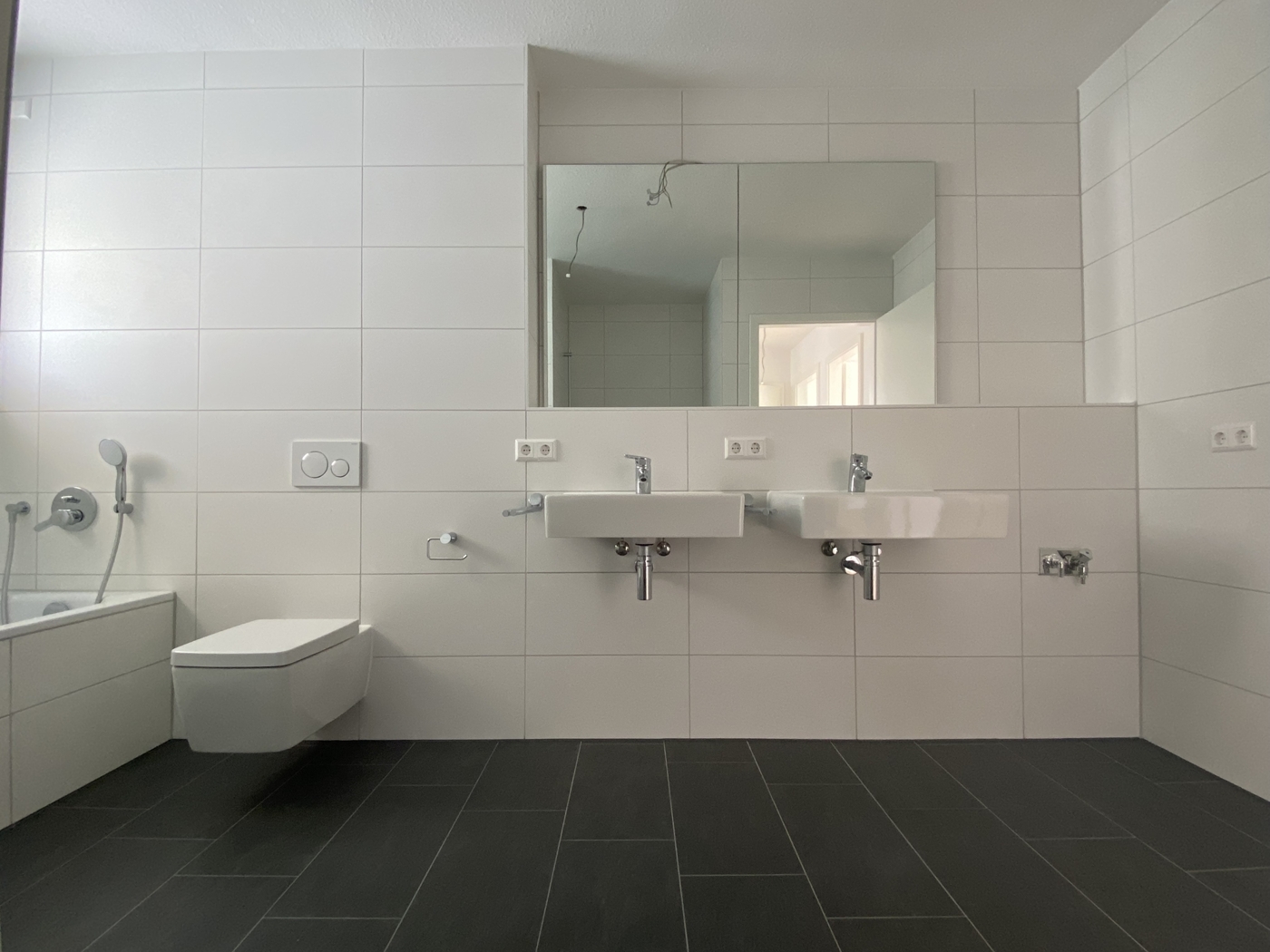 Badezimmer mit zwei Waschbecken