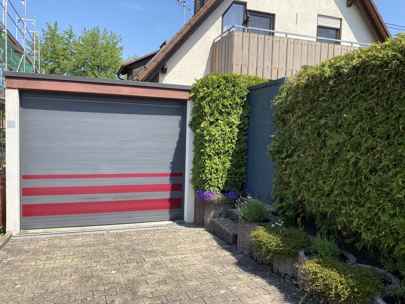 Garage mit elektrischem Garagentor