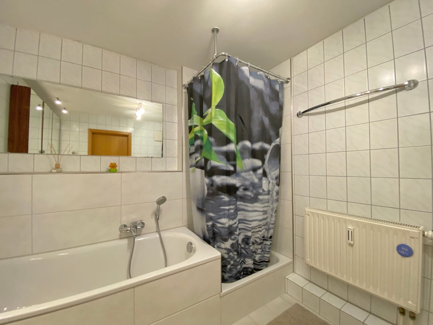 Badezimmer mit Badewanne und Dusche