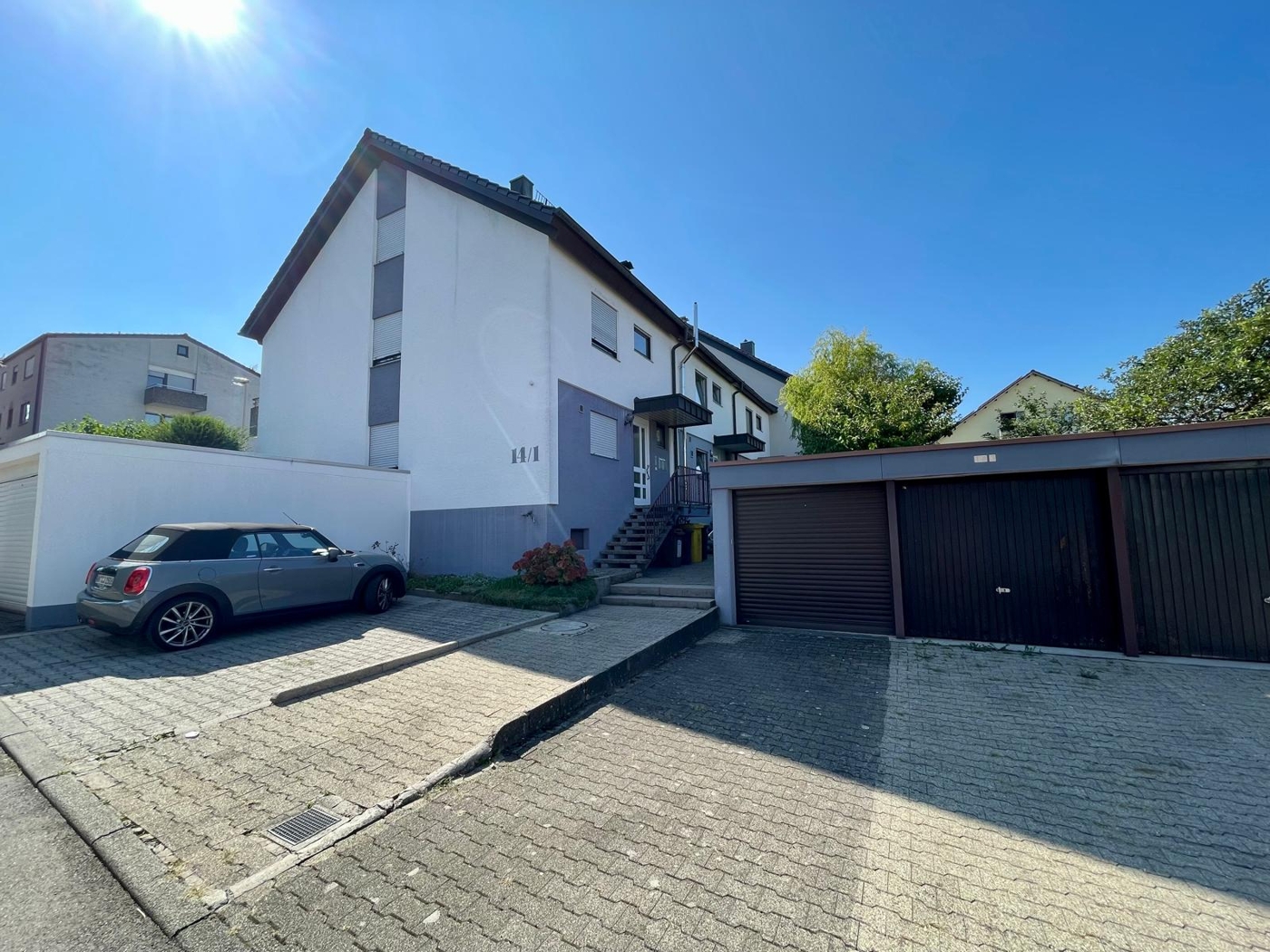 Außenansicht mit Parkmöglichkeiten