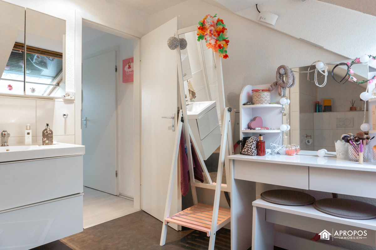 Badezimmer im Dachgeschoss Ansicht 1