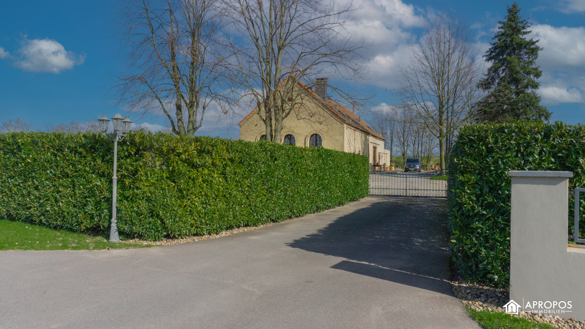 Wohnhaus Blick von der Einfahrt 2