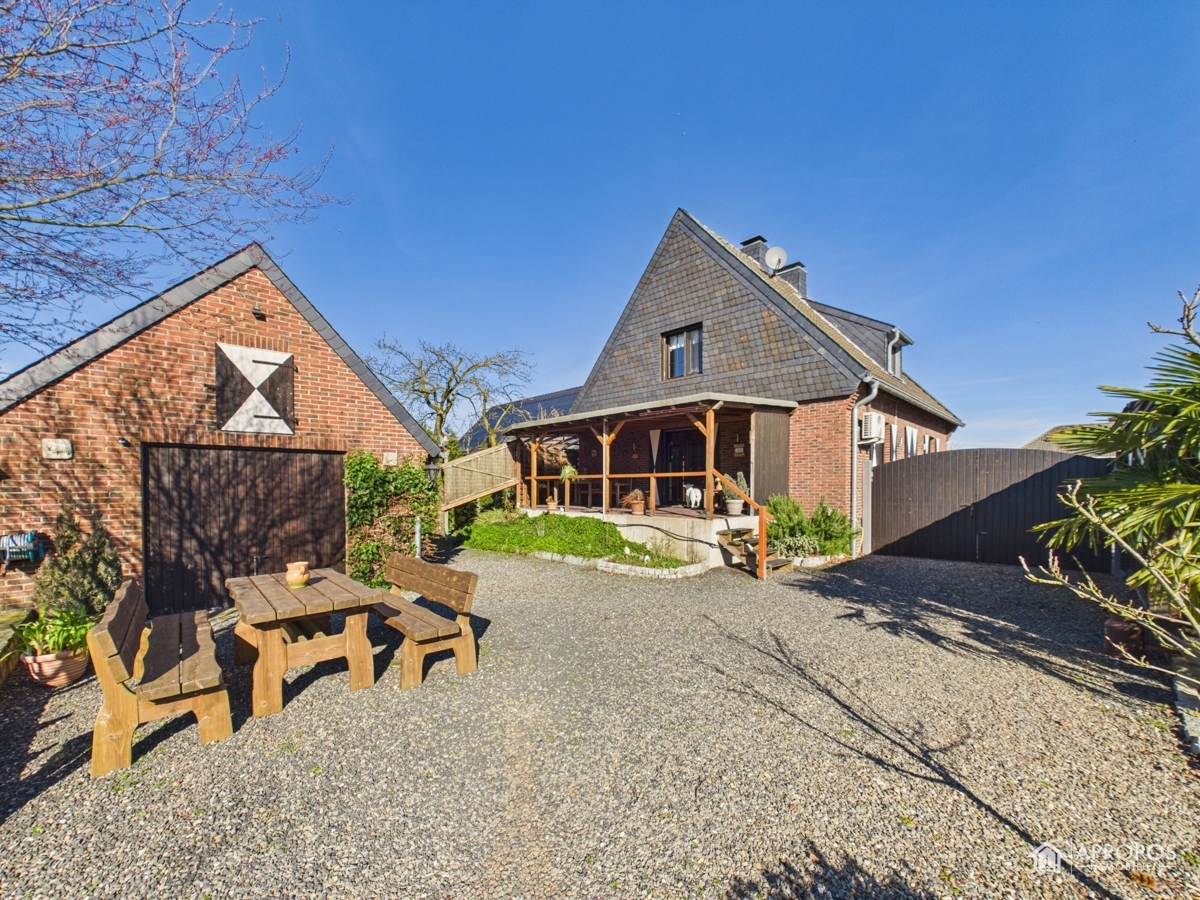 Terrasse und Garage Ansicht 2
