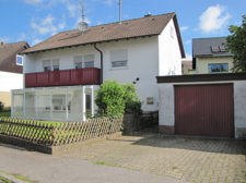 Ansicht des Hauses mit Garage