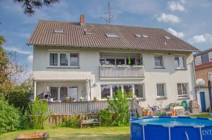 NEU zum Verkauf in Moers - Freistehendes Mehrfamilienhaus - Außenansicht Gartenseite - Reuter Immobilien – Immobilienmakler 