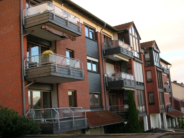 Außenansicht Rückseite Wohnung im Vordergrund 1.OG gelbe Blume