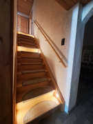 NEU zum Verkauf in Castrop-Rauxel - Einfamilienhaus - beleuchtete Treppe ins OG - Reuter Immobilien – Immobilienmakle