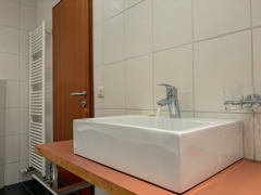 NEU zum Verkauf in Bochum Wiemelhausen  - Eigentumswohnung mit Hauscharakter - Badezimmer 1. OG - Reuter Immobilien – Immobilienmakler