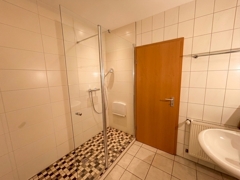 NEU zum Verkauf in Herne-Eickel  -  Eigentumswohnung - Badezimmer- Reuter Immobilien – Immobilienmakler - KI-generiert