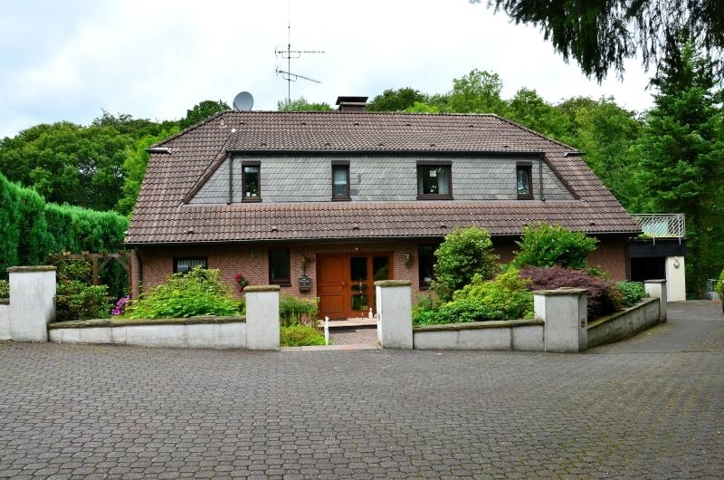 Vorderansicht Zweifamilienhaus