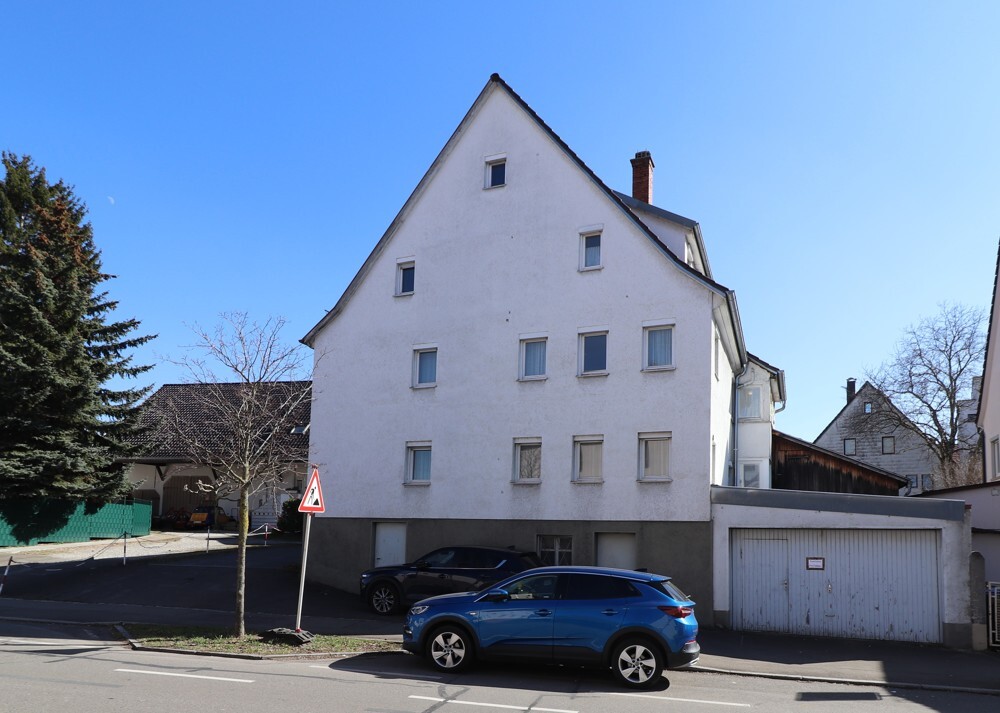 Westansicht, straßenseits, zufahrt Hof und Garage
