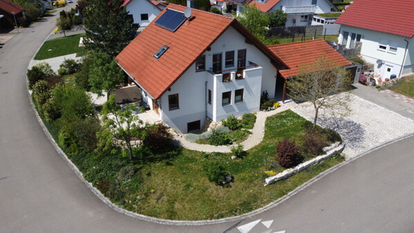 Eckgrundstück, Hof, Garage, Caroprt, Garten, Terrassen, Balkon