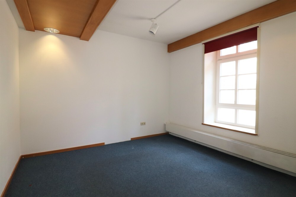 Büroraum rechts des Eingangs