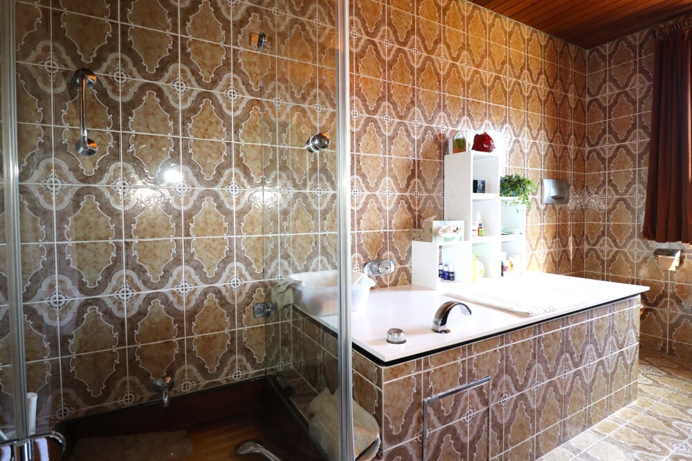 Dusche und Badewanne 