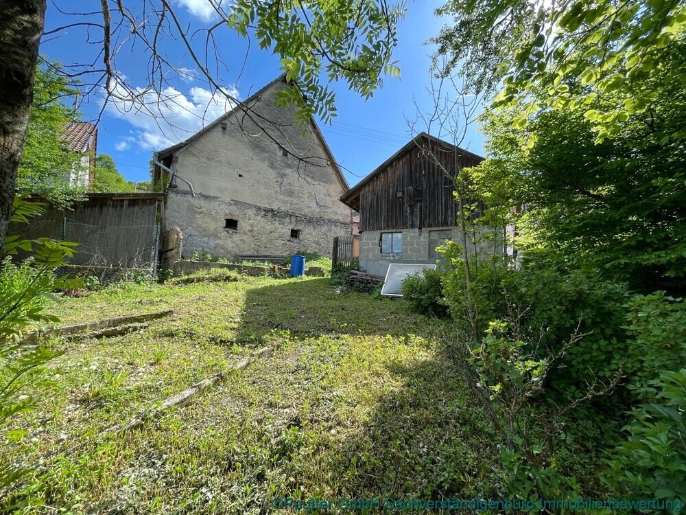 Blick aus dem Garten auf die Scheune
