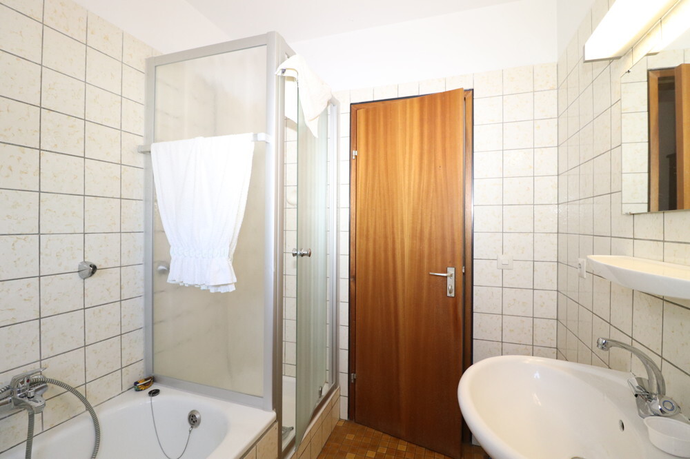 Bad mit Wanne, Dusche, WT und WMA