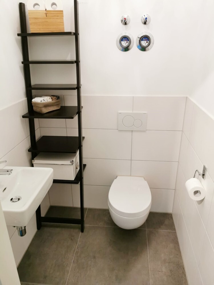 separates WC 