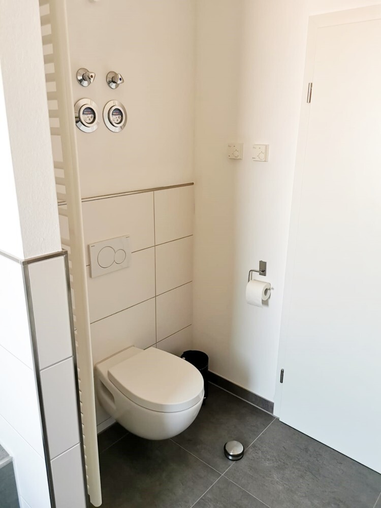 Toilette innerhalb des Badezimmers