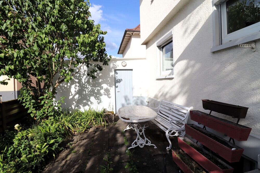 Terrasse mit Zugang von Küche und zur Garage
