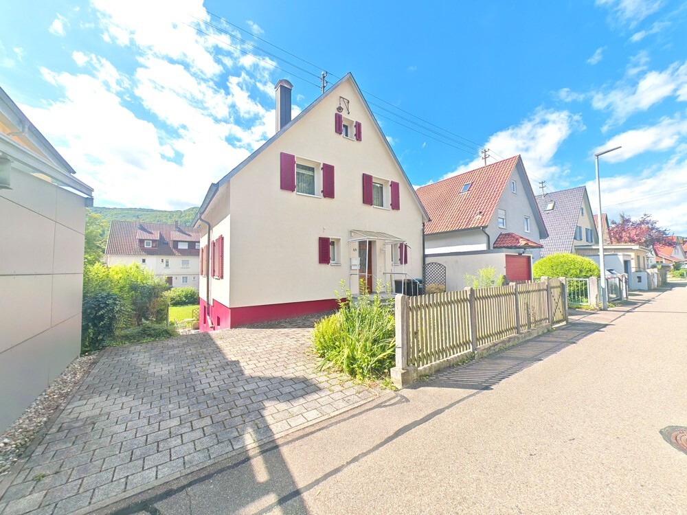 Frontansicht mit Parkplatz und Garage