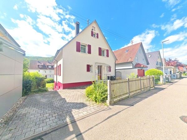 Frontansicht mit Parkplatz und Garage
