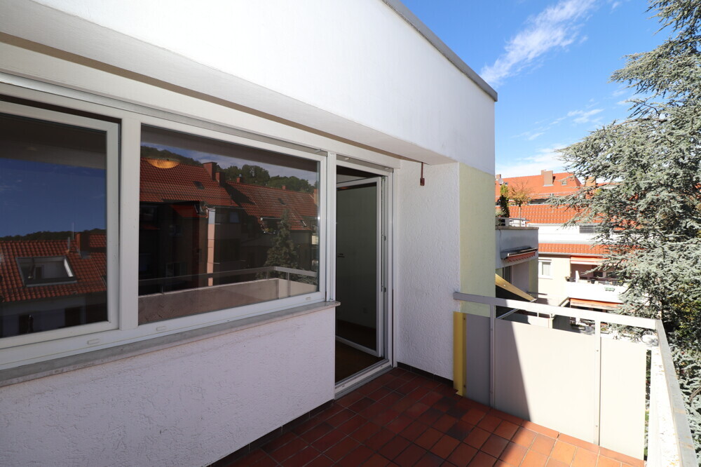 Wohnzimmer mit Zugang zum ganztägig sonnigen Süd-Ost-Balkon