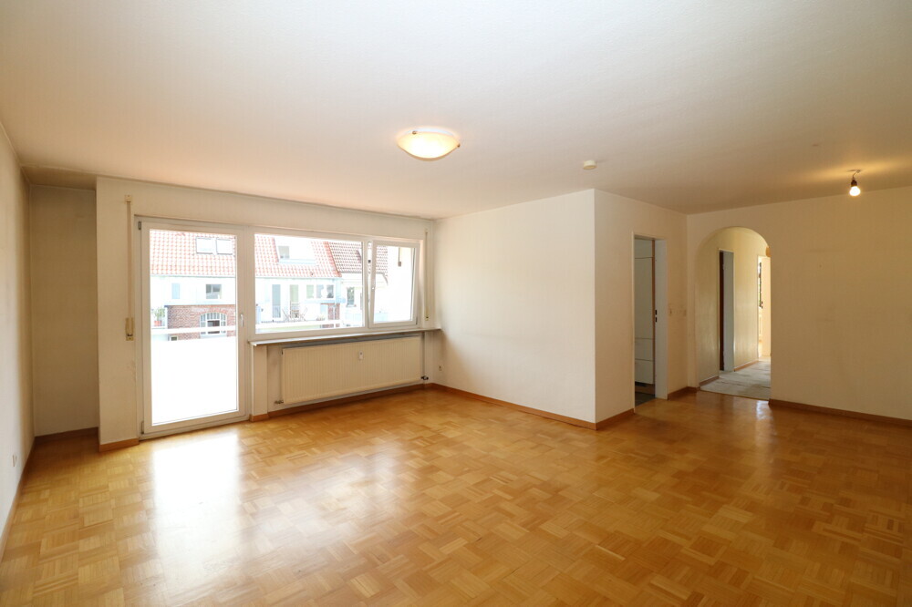 großes, offenes Wohn-Esszimmer mit Balkonzugang und mit angeschlossener Küche
