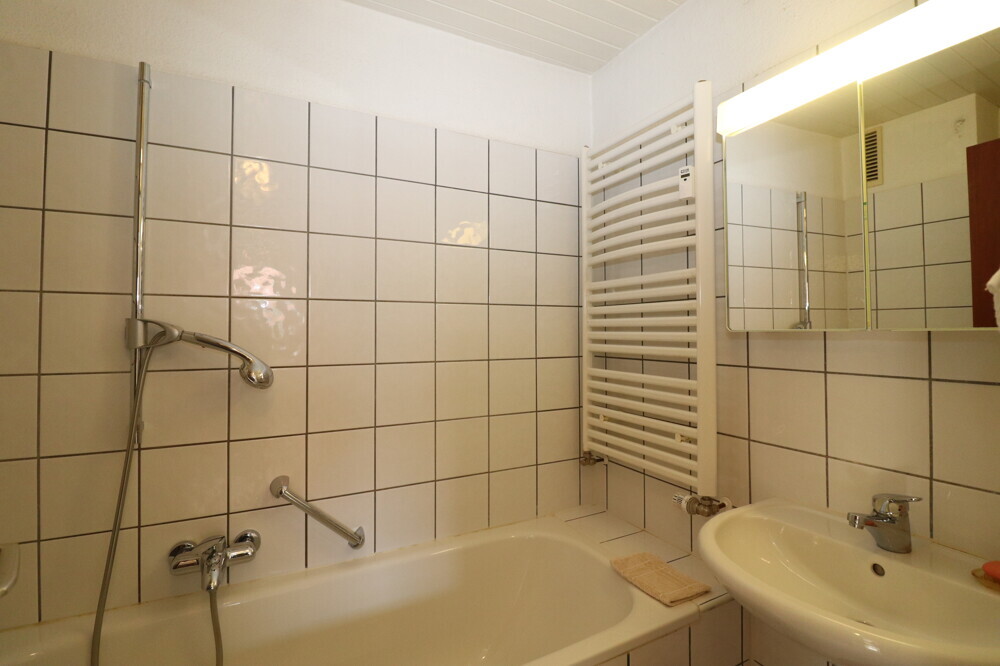 Wannenbad mit WC und Waschbecken