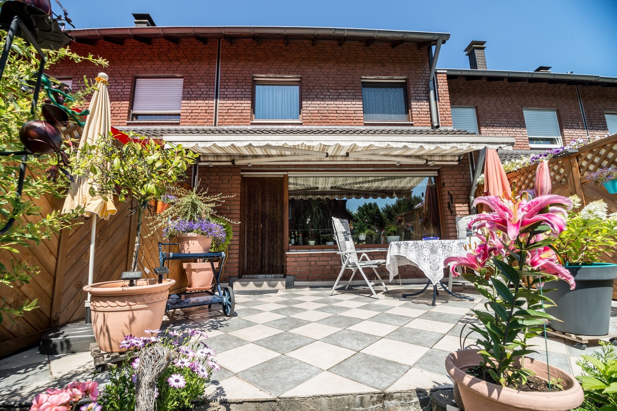 RRI +++ Erst der Traum-Mann, dann das Traum-Haus - und beide gut gebaut +++ RRI