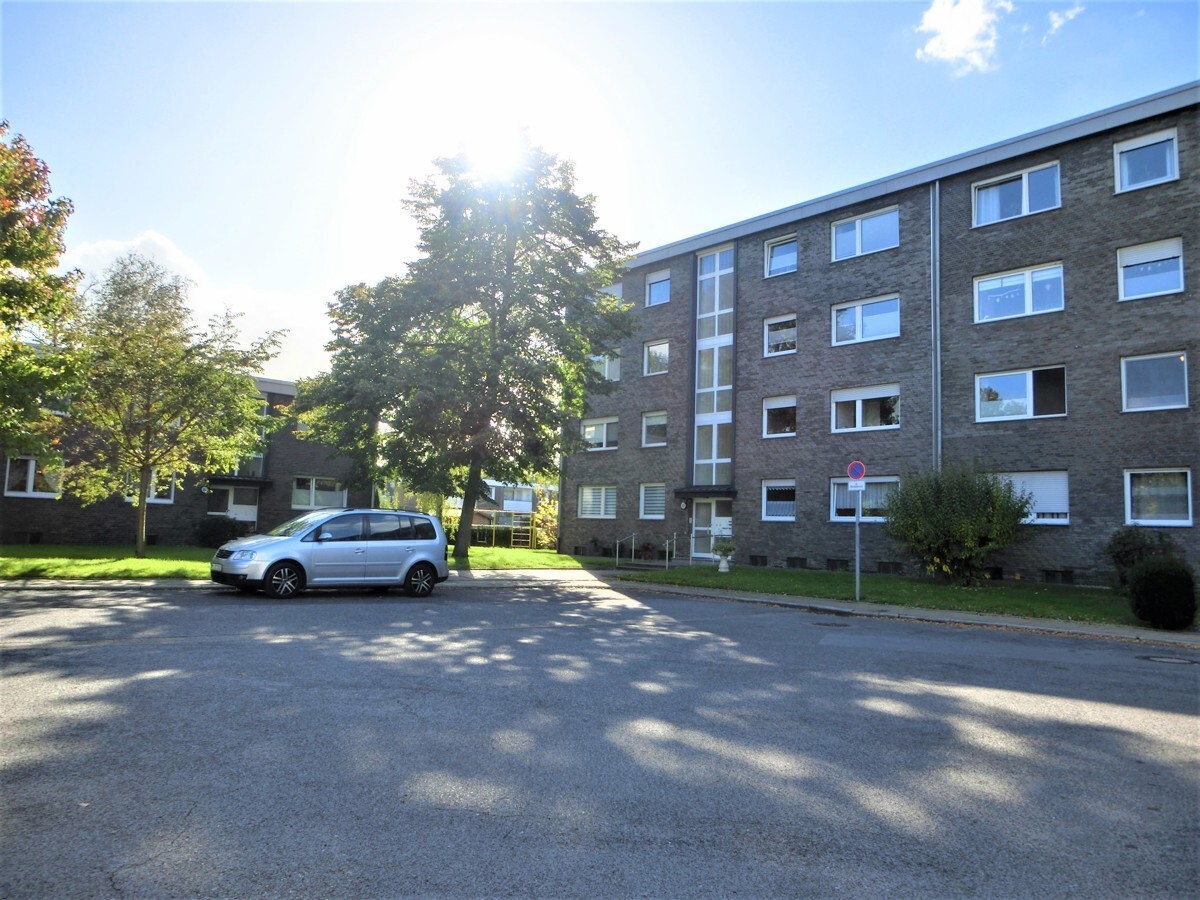 sehr gepflegte Anlage
Wohnung im Erdgeschoss
3,5 Zimmer